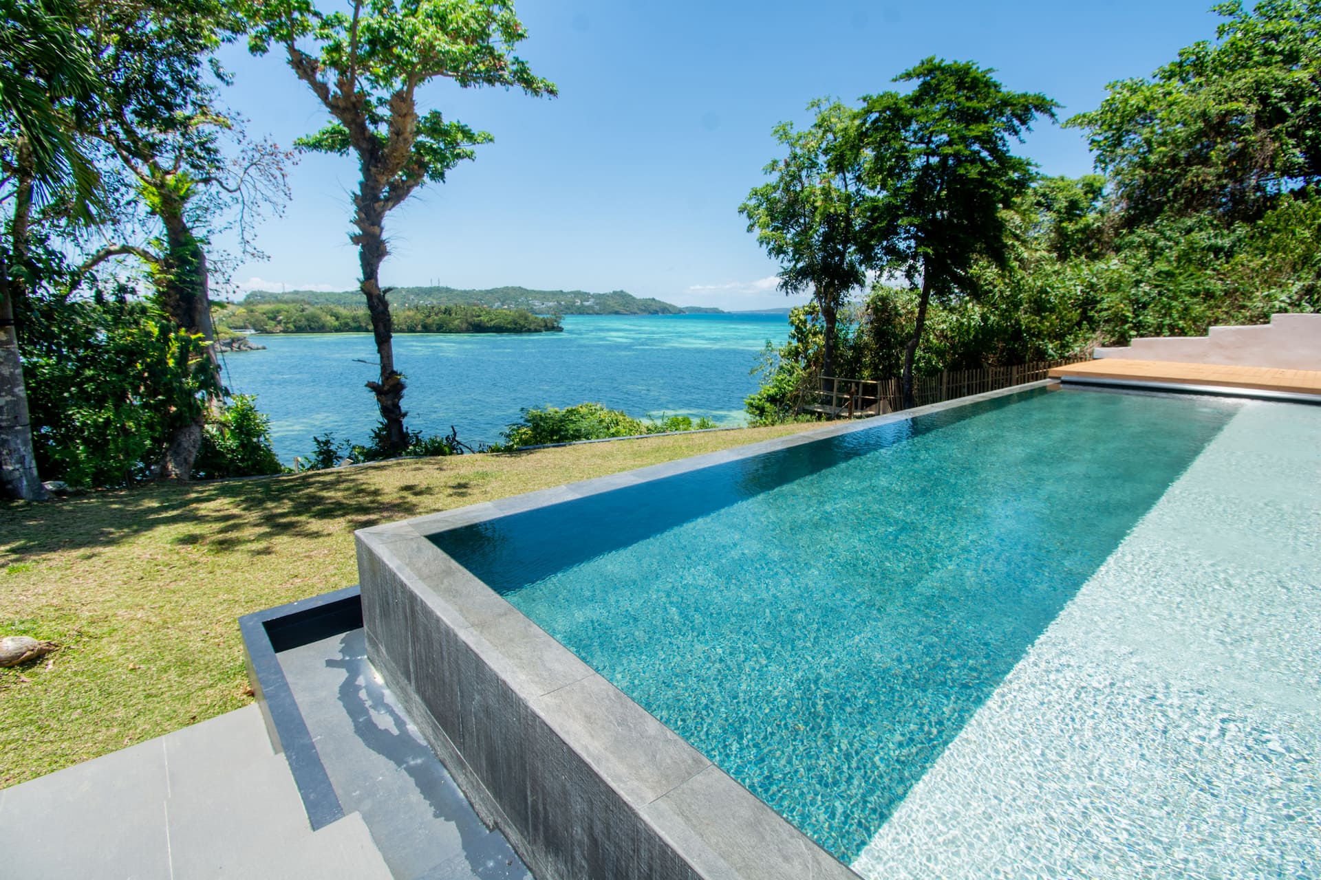 Infinity pool on the cliff edge above the sea in Manoc-Manoc, Boracay